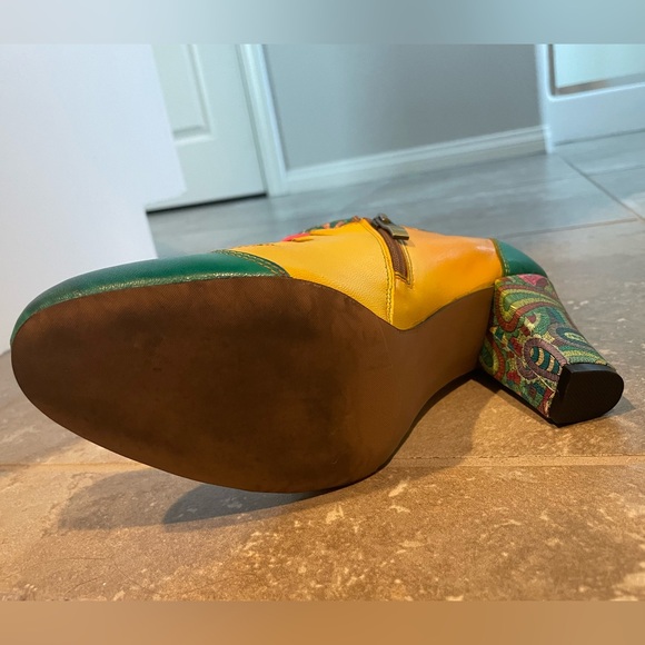 Colorful Women's heels with Floral Accents - Picture 3 of 4